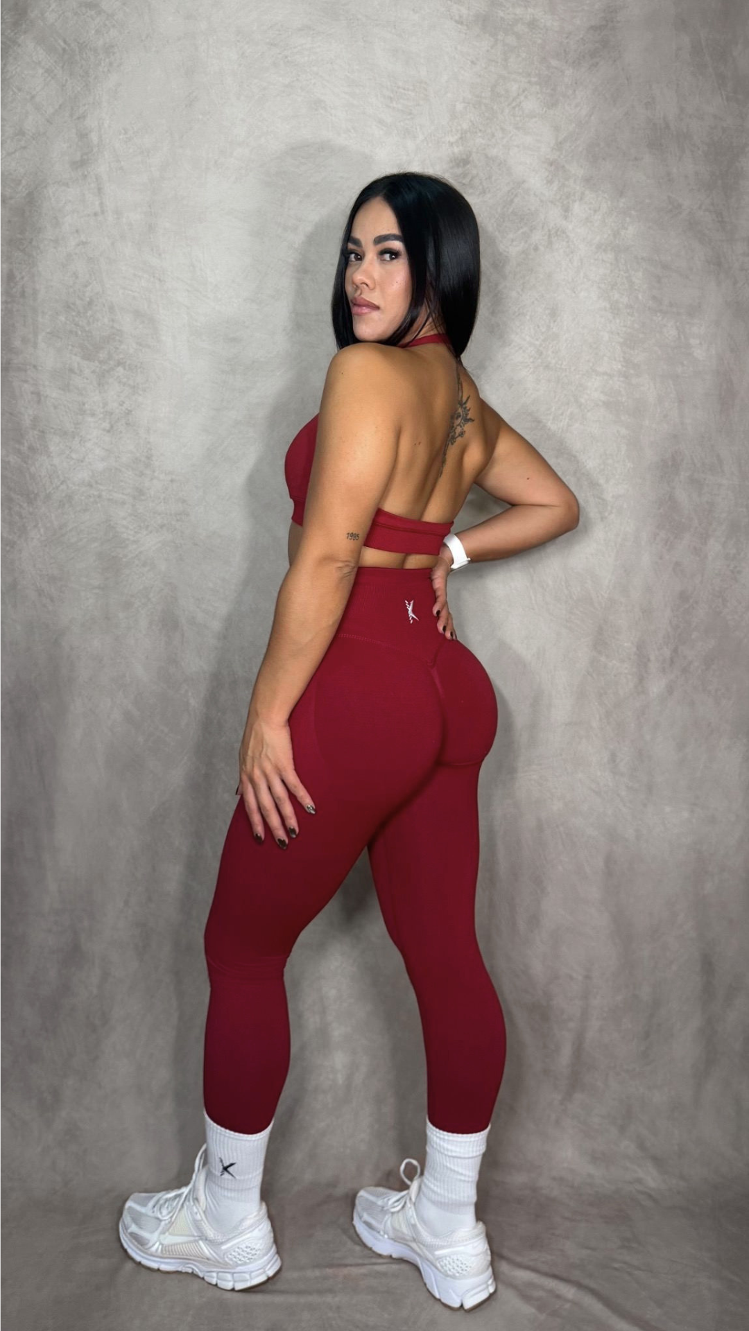foto legging push up granate, fondo gris foto legging push up granate, fondo gris